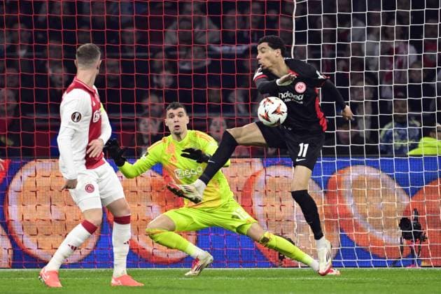 AMSTERDAM - (l-r) Ajax goalkeeper Jay Gorter, Hugo Ekitiko of Eintracht Frankfurt during the UEFA Europa League match between AFC Ajax and Eintracht Frankfurt at the Johan Cruijff ArenA on March 6, 2025 in Amsterdam, Netherlands. ANP OLAF CRACK UEFA Europa League 2024 25 Round of 16 First Leg 2024 25 xVIxANPxSportx xxANPxIVx 521723782 originalFilename: 521723782.jpg