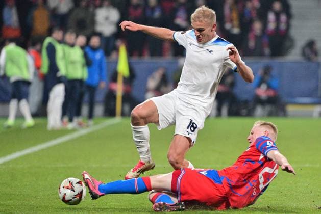 L-R Gustav Isaksen (Lazio) and Vaclav Jemelka (Plzen) in action during the UEFA Europa League, semi-finals opening match: FC Viktoria Plzen vs Lazio, in Pilsen, Czech Republic, on March 6, 2025. (CTKxPhoto MichalxKamaryt) CTKPhotoP2025030609782  CTKPhotoP2025030609782