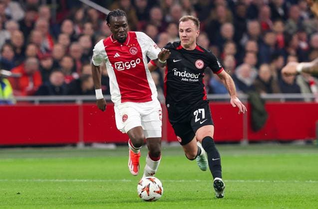 2025-03-06 AFC Ajax v Eintracht Frankfurt - UEFA Europa League 2024 25 Round of 16 First Leg AMSTERDAM, NETHERLANDS - MARCH 6: Bertrand Traore of AFC Ajax battles for the ball with Mario Gotze of Eintracht Frankfurt during the UEFA Europa League 2024 25 Round of 16 First Leg match between AFC Ajax and Eintracht Frankfurt at Johan Cruijff ArenA on March 6, 2025 in Amsterdam, Netherlands. Amsterdam Johan Cruijff ArenA Netherlands Content not available for redistribution in The Netherlands directly or indirectly through any third parties. Copyright: xHansxvanxderxValkx
