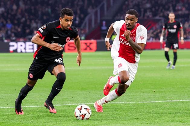 2025-03-06 AFC Ajax v Eintracht Frankfurt - UEFA Europa League 2024 25 Round of 16 First Leg AMSTERDAM, NETHERLANDS - MARCH 6: Ansgar Knauff of Eintracht Frankfurt battles for possession with Jorrel Hato of AFC Ajax during to the UEFA Europa League 2024 25 Round of 16 First Leg match between AFC Ajax and Eintracht Frankfurt at Johan Cruijff ArenA on March 6, 2025 in Amsterdam, Netherlands. Amsterdam Johan Cruijff ArenA Netherlands Content not available for redistribution in The Netherlands directly or indirectly through any third parties. Copyright: xBenxGalx