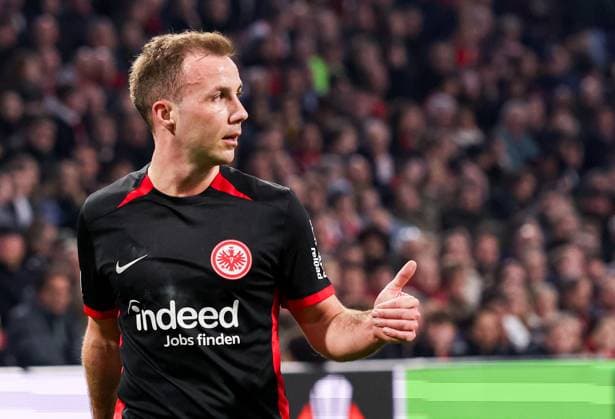 2025-03-06 AFC Ajax v Eintracht Frankfurt - UEFA Europa League 2024 25 Round of 16 First Leg AMSTERDAM, NETHERLANDS - MARCH 6: Mario Götze of Eintracht Frankfurt gives thumbs up during to the UEFA Europa League 2024 25 Round of 16 First Leg match between AFC Ajax and Eintracht Frankfurt at Johan Cruijff ArenA on March 6, 2025 in Amsterdam, Netherlands. Amsterdam Johan Cruijff ArenA Netherlands Content not available for redistribution in The Netherlands directly or indirectly through any third parties. Copyright: xBenxGalx
