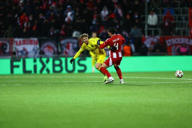 UEFA Europa leauge 2024 2025 Bodo Glimt Olympiakos Bodo 20250306 Olympiakos Giulian Biancone duels with Bodo Glimts Kasper Waarst Hogh during the UEFA Europa leauge match between Bodo Glimt and Olympiakos at Aspmyra Stadium Photo Mats Torbergsen NTB Bodo Norge EDITORIAL USE ONLY RESTRICTED USE FOR BETTING COMPANIES  Copyright: xMatsxTorbergsenx xNTBx