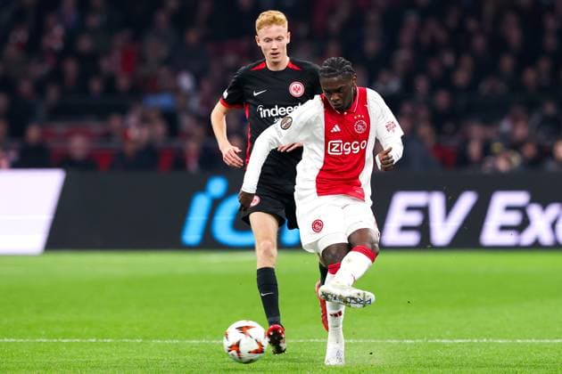 2025-03-06 AFC Ajax v Eintracht Frankfurt - UEFA Europa League 2024 25 Round of 16 First Leg AMSTERDAM, NETHERLANDS - MARCH 6: Jorthy Mokia of AFC Ajax is challenged by Hugo Larsson of Eintracht Frankfurt during the UEFA Europa League 2024 25 Round of 16 First Leg match between AFC Ajax and Eintracht Frankfurt at Johan Cruijff ArenA on March 6, 2025 in Amsterdam, Netherlands. Amsterdam Johan Cruijff ArenA Netherlands Content not available for redistribution in The Netherlands directly or indirectly through any third parties. Copyright: xHansxvanxderxValkx