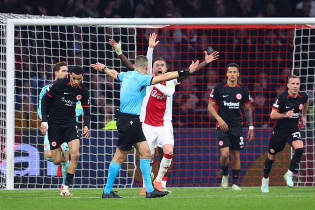 Sport Bilder des Tages AMSTERDAM, 06-03-2025 , JohanCruyff Arena , UEFA Europa League Football season 2024 2025 , match between Ajax and Eintracht Frankfurt. referee Simone Sozza (ITA) , Ajax player Jordan Henderson Ajax - Eintracht Frankfurt  x28191602x Copyright: