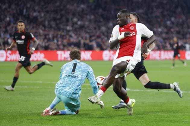 AMSTERDAM, 06-03-2025 , JohanCruyff Arena , UEFA Europa League Football season 2024 2025 , match between Ajax and Eintracht Frankfurt. (L-R) Eintracht Frankfurt goalkeeper Kevin Trapp, Ajax player Brian Brobbey Ajax - Eintracht Frankfurt  x28191609x Copyright: