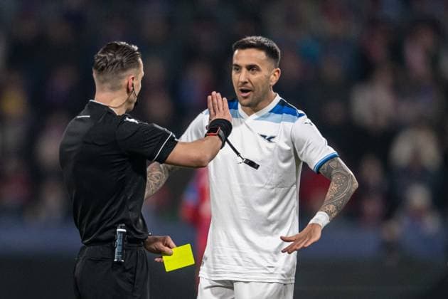 Referee give a zellow card to Matias Vecino during UEFA Europa league eightfinal match, Viktoria Pilsen - Lazio Roma , 06. march 2025, Doosan Arena, Pilsen, Czech republic Copyright: xMICHALxFAJT,ZOSPORTU.SKx DSC_6039
