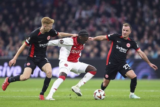 AMSTERDAM, 06-03-2025 , JohanCruyff Arena , UEFA Europa League Football season 2024 2025 , match between Ajax and Eintracht Frankfurt. (L-R) Eintracht Frankfurt player Hugo Larsson, Ajax player Jorthy Mokio, Eintracht Frankfurt player Mario Gotze Ajax - Eintracht Frankfurt  x28191930x Copyright: