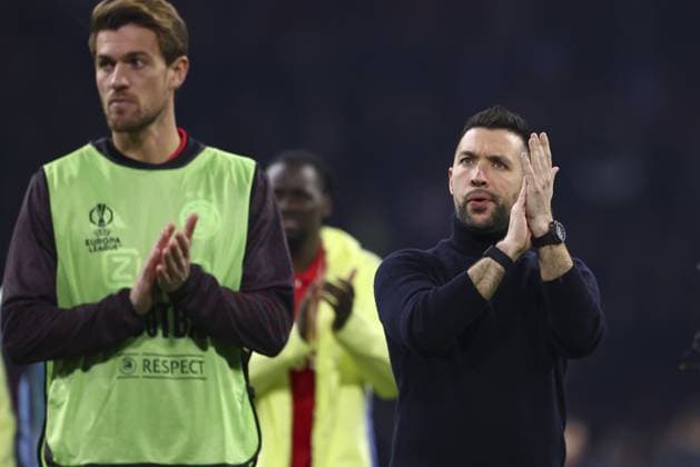 AMSTERDAM, 06-03-2025 , JohanCruyff Arena , UEFA Europa League Football season 2024 2025 , match between Ajax and Eintracht Frankfurt. Ajax coach trainer Francesco Farioli acknowledges the fans final score 1-2 Ajax - Eintracht Frankfurt  x28192337x Copyright: