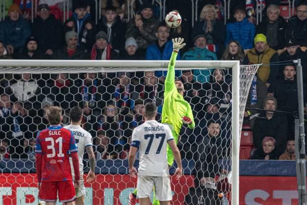Ivan Provedel catches the ball during UEFA Europa league eightfinal match, Viktoria Pilsen - Lazio Roma , 06. march 2025, Doosan Arena, Pilsen, Czech republic Copyright: xMICHALxFAJT,ZOSPORTU.SKx DSC_6316