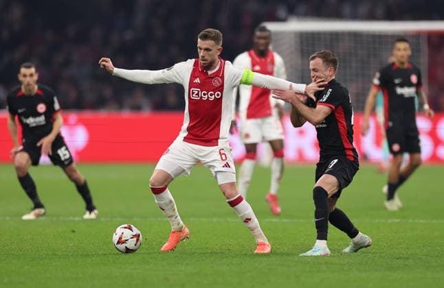 06 03 2025, Football UEFA Europa League, AFC Ajax Amsterdam Eintracht Frankfurt, emonline, emspor, v l , Jordan Henderson Ajax Amsterdam , Mario Götze Eintracht Frankfurt DFL DFB REGULATIONS PROHIBIT ANY USE OF PHOTOGRAPHS AS IMAGE SEQUENCES AND OR QUASI VIDEO xdcx Copyright: HMBxMedia Claus