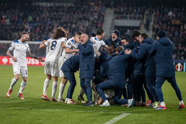 Lazio Roma players and squad a win celebrate during UEFA Europa league eightfinal match, Viktoria Pilsen - Lazio Roma , 06. march 2025, Doosan Arena, Pilsen, Czech republic Copyright: xMICHALxFAJT,ZOSPORTU.SKx FAJ_9742