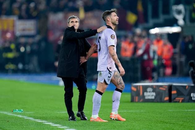 AS Roma v Athletic Club - UEFA Europa League 2024 25 Round of 16 First Leg Ernesto Valverde head coach of Athletic Club consoles Yeray Alvarez of Athletic Club after received a red card during the UEFA Europa League 2024 25 Round of 16 First Leg match between AS Roma and Athletic Club at Stadio Olimpico on March 6, 2025 in Rome, Italy. Rome Stadio Olimpico Rome Italy Copyright: xGiuseppexMaffiax UEL_Roma-AthleticClub_060325_BRU1660