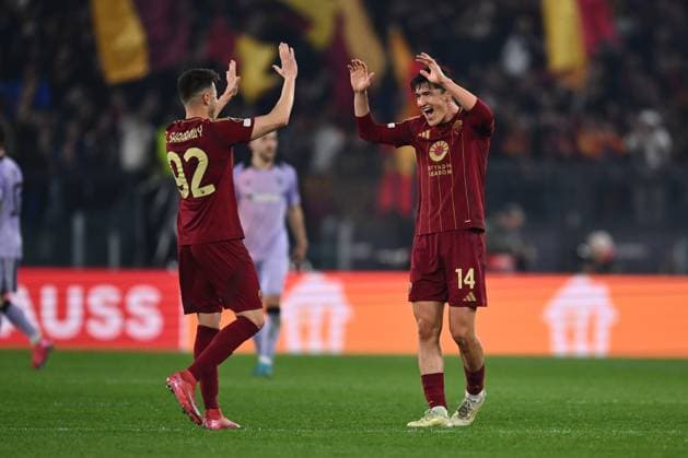 Eldor Shomurodov of A.S. Roma celebrates after scoring the goal to make it 2-1 during the 2024 25 UEFA Europa League round of 16 first leg match between A.S. Roma and Athletic Club de Bilbao at Stadio Olimpico on 6 March 2025 in Rome, Italy.  Copyright: xDomenicoxCippitelli IPAxSportx xipa-agency.netx xx IPA_55007423 IPA_Agency_IPA55007423