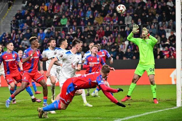 Goalkeeper Ivan Provedel (Lazio; right) in action during the UEFA Europa League, semi-finals opening match: FC Viktoria Plzen vs Lazio, in Pilsen, Czech Republic, on March 6, 2025. (CTKxPhoto MichalxKamaryt) CTKPhotoP2025030610560  CTKPhotoP2025030610560