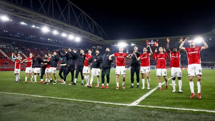 ALKMAAR - Players of AZ Alkmaar after the UEFA Europa League match between AZ Alkmaar and Tottenham Hotspur FC at the AFAS stadium on March 6, 2025 in Alkmaar, Netherlands. ANP KOEN VAN WEEL UEFA Europa League 2024 25 Round of 16 Second Leg 2024 25 xVIxANPxSportx xxANPxIVx 521734722 originalFilename: 521734722.jpg