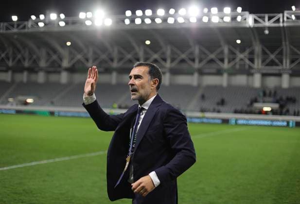 Cyprus Soccer Conference League Pafos coach Juan Carlos Carcedo thanks the fans after the Conference League football match between Pafos and Djurgarden at the Alpha Mega Arena in Limassol. Cyprus, Thursday, March 6, 2025. Limassol Cyprus  Copyright: xDanilxShamkinx originalFilename:shamkin-notitle250306_npPOX.jpg