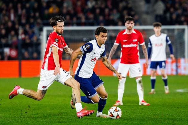 AZ Alkmaar player Denso Kasius, Tottenham Hotspur player Brennan Johnson during the match AZ Tottenham at the AFAS stadium for the UEFA Europa League Round of 16 1st leg season 2024 2025 in ALKMAAR, Netherlands on 6 march 2025, photo by Jules van Iperen EYE4images DeFodi Images