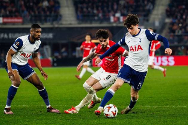 AZ Alkmaar forwarder Troy Parrot, Tottenham Hotspur player Archie Gray right during the match AZ Tottenham at the AFAS stadium for the UEFA Europa League Round of 16 1st leg season 2024 2025 in ALKMAAR, Netherlands on 6 march 2025, photo by Jules van Iperen EYE4images DeFodi Images