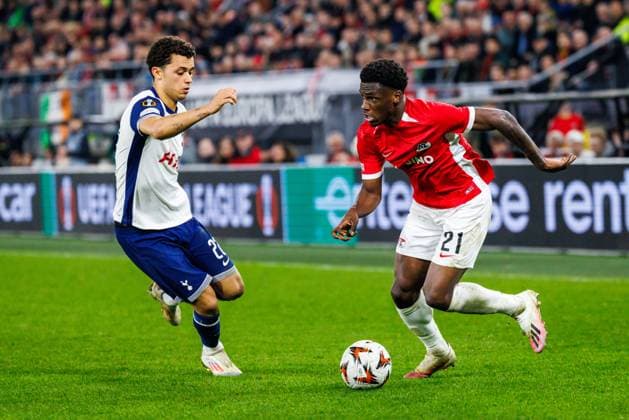 Tottenham Hotspur player Brennan Johnson, AZ Alkmaar forwarder Ernest Poku during the match AZ Tottenham at the AFAS stadium for the UEFA Europa League Round of 16 1st leg season 2024 2025 in ALKMAAR, Netherlands on 6 march 2025, photo by Jules van Iperen EYE4images DeFodi Images