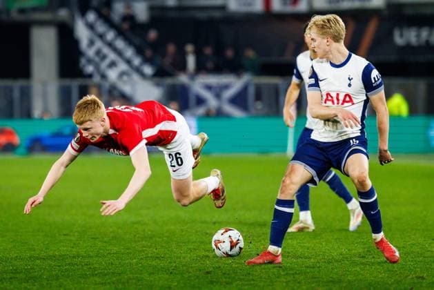 AZ Alkmaar midfielder Kees Smit, Tottenham Hotspur player Lucas Bergvall during the match AZ Tottenham at the AFAS stadium for the UEFA Europa League Round of 16 1st leg season 2024 2025 in ALKMAAR, Netherlands on 6 march 2025, photo by Jules van Iperen EYE4images DeFodi Images