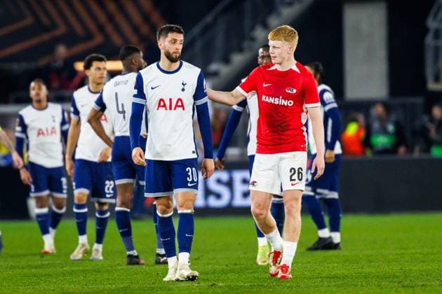 Tottenham Hotspur player Rodrigo Bentancur, with AZ Alkmaar midfielder Kees Smit after the match AZ Tottenham at the AFAS stadium for the UEFA Europa League Round of 16 1st leg season 2024 2025 in ALKMAAR, Netherlands on 6 march 2025, photo by Jules van Iperen EYE4images DeFodi Images