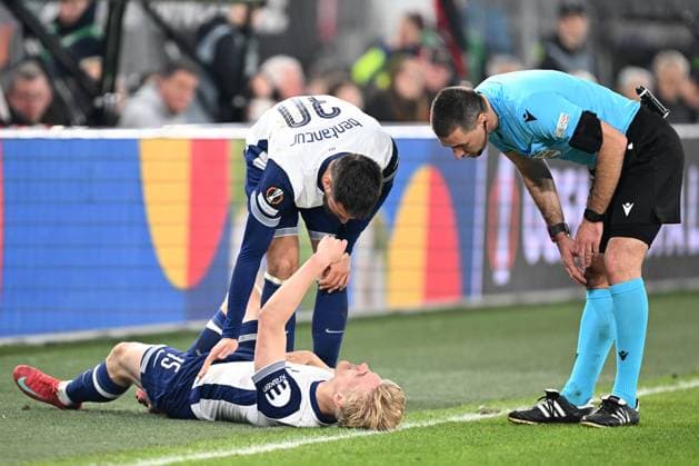 AZ Alkmaar v Tottenham Hotspur Europa League 06 03 2025. Tottenham Hotspur midfielder Lucas Bergvall (15) lays injured. Tottenham Hotspur midfielder Rodrigo Bentancur (30) and Referee Rade ObrenoviÄ tries to help him up during the Europa League match between AZ Alkmaar and Tottenham Hotspur at AFAS Stadion, Alkmaar, Netherlands on 6 March 2025. Alkmaar AFAS Stadion Netherlands Editorial use only , Copyright: xSimonxTraylenx PSI-21572-0102