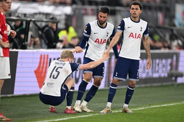 AZ Alkmaar v Tottenham Hotspur Europa League 06 03 2025. Tottenham Hotspur midfielder Lucas Bergvall (15) lays injured. Tottenham Hotspur midfielder Rodrigo Bentancur (30) and Tottenham Hotspur midfielder Brennan Johnson (22) tries to help him up during the Europa League match between AZ Alkmaar and Tottenham Hotspur at AFAS Stadion, Alkmaar, Netherlands on 6 March 2025. Alkmaar AFAS Stadion Netherlands Editorial use only , Copyright: xSimonxTraylenx PSI-21572-0103