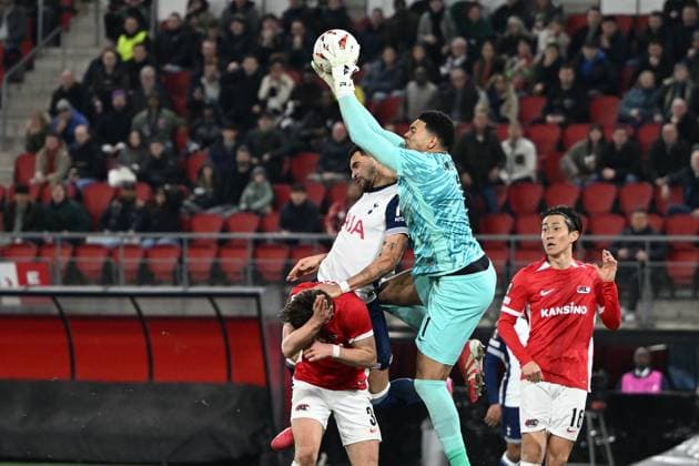 AZ Alkmaar v Tottenham Hotspur Europa League 06 03 2025. AZ Alkmaar goalkeeper Rome-Jayden Owusu-Oduro (1) catches the ball with his knee in Tottenham Hotspur forward Dominic Solanke (19) back, during the Europa League match between AZ Alkmaar and Tottenham Hotspur at AFAS Stadion, Alkmaar, Netherlands on 6 March 2025. Alkmaar AFAS Stadion Netherlands Editorial use only , Copyright: xSimonxTraylenx PSI-21572-0112