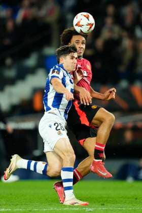 Real Sociedad de Futbol v Manchester United, ManU - UEFA Europa League 2024 25 Round of 16 First Leg Joshua Zirkzee centre-forward of Manchester United and Netherlands and Pablo Marin attacking midfield of Real Sociedad and Spain compete for the ball during the UEFA Europa League 2024 25 Round of 16 First Leg match between Real Sociedad de Futbol and Manchester United at Reale Arena on March 6, 2025 in San Sebastian, Spain. San Sebastian Basque Country Spain  Copyright: xJosexBretonx originalFilename:bretonhernandez-realsoci250306_npi9q.jpg