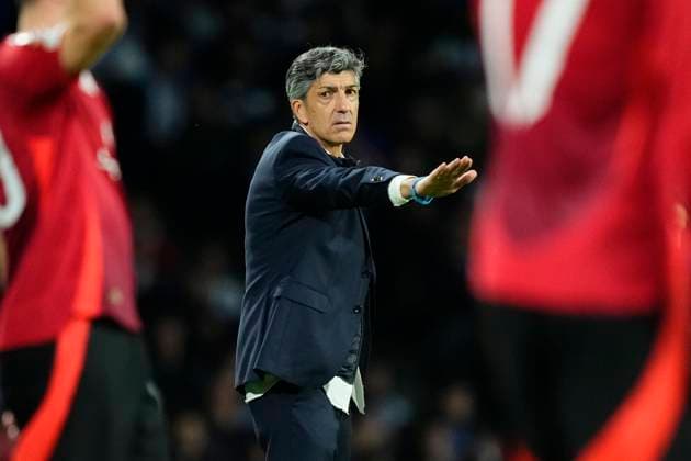 Real Sociedad de Futbol v Manchester United, ManU - UEFA Europa League 2024 25 Round of 16 First Leg Imanol Alguacil head coach of Real Sociedad gives instructions during the UEFA Europa League 2024 25 Round of 16 First Leg match between Real Sociedad de Futbol and Manchester United at Reale Arena on March 6, 2025 in San Sebastian, Spain. San Sebastian Basque Country Spain  Copyright: xJosexBretonx originalFilename:bretonhernandez-realsoci250306_npIUQ.jpg
