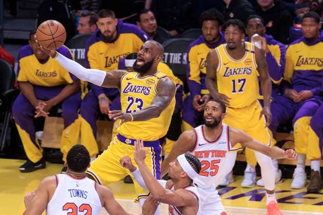 Bilder des Jahres 2025, Sport 03 März Sport Themen der Woche KW10 Sport Bilder des Tages LeBron James 23 of the Los Angeles Lakers goes for a layup during their regular season NBA, Basketball Herren, USA game against the New York Knicks at Crypto.com Arena in Los Angeles, California USA March 6, 2025. Lakers - Knicks !ACHTUNG: NUR REDAKTIONELLE NUTZUNG!  Copyright: xJAVIERxROJAS EFEx AME7279 20250307-55016163194_1