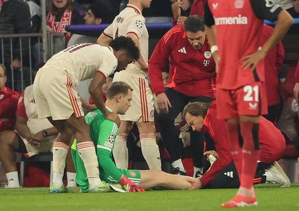 05 03 2025, Champions League, FC Bayern Muenchen vs Leverkusen, Allianz Arena Muenchen, in the picture Manuel Neuer FC Bayern Muenchen is injured, Kingsley Coman FC Bayern Muenchen comes to his side