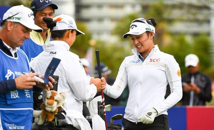 (250307) -- LINGSHUI, March 7, 2025 -- Jeeno Thitikul (R) of Thailand bumps fists with Yin Ruoning of China before the second round of the Blue Bay LPGA, Golf Damen golf tournament in Lingshui, south China s Hainan Province, March 7, 2025. ) (SP)CHINA-LINGSHUI-GOLF-BLUE BAY LPGA (CN) YangxGuanyu 