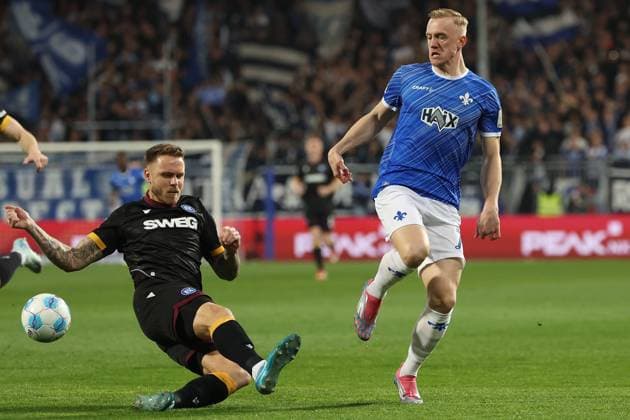 2025 03 07 xJFx 2 Bundesliga SV Darmstadt 98 Karlsruher SC v l , Marcel Franke Karlsruher SC , Isac Alexi Sivert Lidberg SV Darmstadt 98 , Zweikampf, Action, Aktion, Battles for the Ball DFL DFB REGULATIONS PROHIBIT ANY USE OF PHOTOGRAPHS as IMAGE SEQUENCES and or QUASI VIDEO Copyright: JoaquimxFerreira