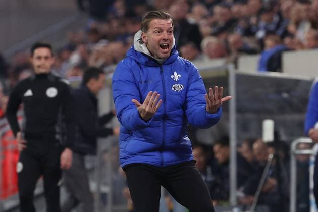 2025 03 07 xJFx 2 Bundesliga SV Darmstadt 98 Karlsruher SC v l , head coach, coach Florian Kohfeldt SV Darmstadt 98 gives instructions, gesticulates, gesticulate with arms gives instructions, gesticulate DFL DFB REGULATIONS PROHIBIT ANY USE OF PHOTOGRAPHS as IMAGE SEQUENCES and or QUASI VIDEO Copyright: JoaquimxFerreira
