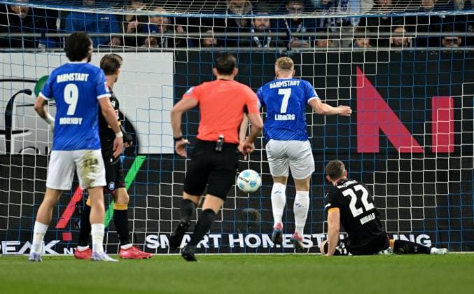 07 03 2025, xfux, Fußball 2 Bundesliga, SV Darmstadt 98 Karlsruher SC v l Torschuetze Torschütze Isac Lidberg SV Darmstadt 98 , Christoph Kobald Karlsruher SC, KSC zautz Goal scored, Goal for 1 0 DFL DFB REGULATIONS PROHIBIT ANY USE OF PHOTOGRAPHS as IMAGE SEQUENCES and or QUASI VIDEO Licensing of this image to and or by SV Darmstadt 1898 e V and subsidiaries is not permitted No release of or sale to SV Darmstadt 1898 e V Darmstadt