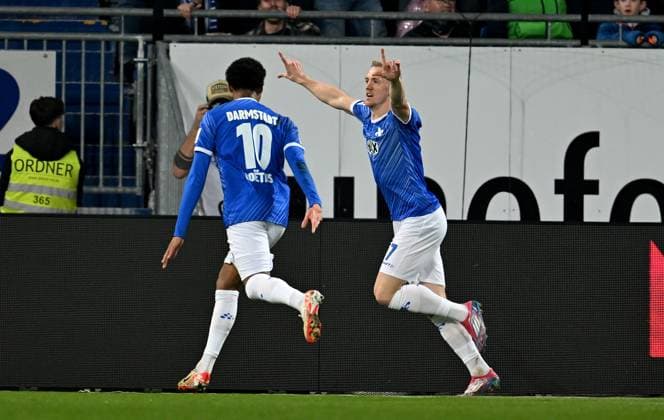 07 03 2025, xfux, Fußball 2 Bundesliga, SV Darmstadt 98 Karlsruher SC v l Jean Paul Boëtius Boetius SV Darmstadt 98 , Torschuetze Torschütze Isac Lidberg SV Darmstadt 98 Torjubel, Jubel, Goal celebration, celebrate the goal zum 1 0 jubelnd bejubelt jubelt jubeln Jubel DFL DFB REGULATIONS PROHIBIT ANY USE OF PHOTOGRAPHS as IMAGE SEQUENCES and or QUASI VIDEO Licensing of this image to and or by SV Darmstadt 1898 e V and subsidiaries is not permitted No release of or sale to SV Darmstadt 1898 e V Darmstadt