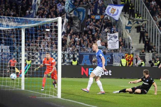 07 03 2025, xrekx, Soccer 2 Bundesliga, SV Darmstadt 98 Karlsruher SC v l Goal kick to 1 0 by Isac Lidberg SV Darmstadt 98 DFL DFB REGULATIONS PROHIBIT ANY USE OF PHOTOGRAPHS as IMAGE SEQUENCES and or QUASI VIDEO Darmstadt