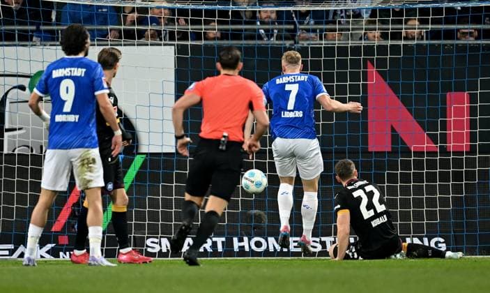 07 03 2025, xfux, Fußball 2 Bundesliga, SV Darmstadt 98 Karlsruher SC v l Torschuetze Torschütze Isac Lidberg SV Darmstadt 98 , Christoph Kobald Karlsruher SC, KSC zautz Goal scored, Goal to 1 0 DFL DFB REGULATIONS PROHIBIT ANY USE OF PHOTOGRAPHS as IMAGE SEQUENCES and or QUASI VIDEO Licensing of this image to and or by SV Darmstadt 1898 e V and subsidiaries is not permitted No release of or sale to SV Darmstadt 1898 e V Darmstadt
