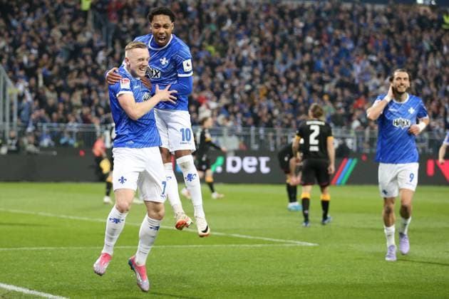 07 03 2025, xrekx, Fußball 2 Bundesliga, SV Darmstadt 98 Karlsruher SC v l Torjubel nach dem Tor zum 1 0 celebrating the goal celebrate durch Isac Lidberg SV Darmstadt 98 mit Patrick Boetius SV Darmstadt 98 DFL DFB REGULATIONS PROHIBIT ANY USE OF PHOTOGRAPHS as IMAGE SEQUENCES and or QUASI VIDEO Darmstadt