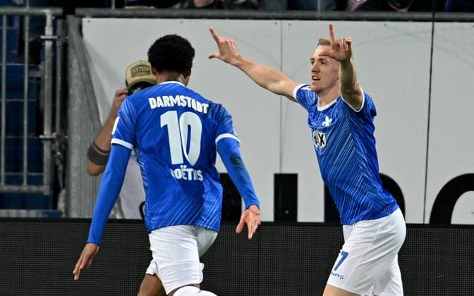 07 03 2025, xfux, Fußball 2 Bundesliga, SV Darmstadt 98 Karlsruher SC v l Jean Paul Boëtius Boetius SV Darmstadt 98 , Torschuetze Torschütze Isac Lidberg SV Darmstadt 98 Torjubel, Jubel, Goal celebration, celebrate the goal zum 1 0 jubelnd bejubelt jubelt jubeln Jubel DFL DFB REGULATIONS PROHIBIT ANY USE OF PHOTOGRAPHS as IMAGE SEQUENCES and or QUASI VIDEO Licensing of this image to and or by SV Darmstadt 1898 e V and subsidiaries is not permitted No release of or sale to SV Darmstadt 1898 e V Darmstadt