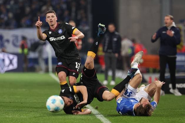 2025 03 07 xJFx 2 Bundesliga SV Darmstadt 98 Karlsruher SC v l , Nicolai Rapp Karlsruher SC , Sebastian Jung Karlsruher SC , Kilian Julian Corredor SV Darmstadt 98 Zweikampf, Action, Aktion, Battles for the Ball, im Hintergrund head coach, Coach Florian Kohfeldt SV Darmstadt 98 gives instructions, gestures, gesticulates with arms gives instructions, gesticulate DFL DFB REGULATIONS PROHIBIT ANY USE OF PHOTOGRAPHS as IMAGE SEQUENCES and or QUASI VIDEO Copyright: JoaquimxFerreira