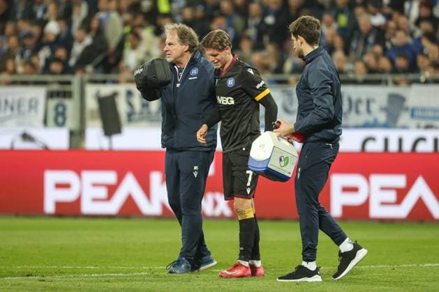 Darmstadt, Germany 07 March 2025 2 Liga 2024 2025 SV Darmstadt 98 vs Karlsruher SC In the picture Dzenis Burnic Karlsruher SC, 7 must leave the pitch injured, DFL regulations prohibit any use of photographs as image sequences and or quasi video Merck Stadion am Böllenfalltor Hessen Copyright: xFotostandx xUlrichxScherbaumx