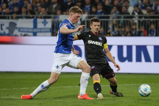 Darmstadt, Germany 07 March 2025 2 Liga 2024 2025 SV Darmstadt 98 vs Karlsruher SC In picture from left in duel Clemens Riedel Darmstadt, 38 , Marvin Wanitzek Karlsruher SC, 10 , DFL regulations prohibit any use of photographs as image sequences and or quasi video Merck Stadion am Böllenfalltor Hessen Copyright: xFotostandx xUlrichxScherbaumx
