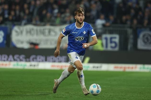 2025 03 07 xJFx 2 Bundesliga SV Darmstadt 98 Karlsruher SC v l , Kilian Julian Corredor SV Darmstadt 98 on the ball, cropped image, single image, full body, action, action scene DFL DFB REGULATIONS PROHIBIT ANY USE OF PHOTOGRAPHS as IMAGE SEQUENCES and or QUASI VIDEO Copyright: JoaquimxFerreira