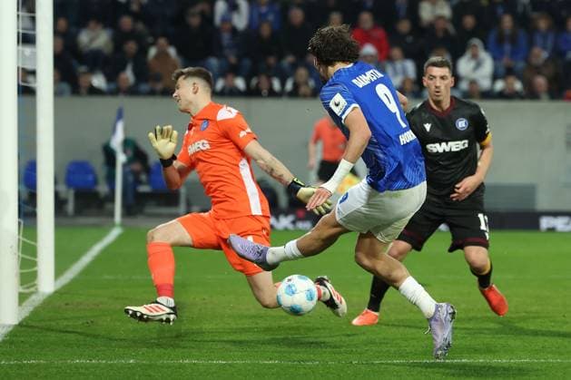 2025 03 07 xJFx 2 Bundesliga SV Darmstadt 98 Karlsruher SC v l , Fraser Hornby SV Darmstadt 98 fails to score against goalkeeper Max Weiß Karlsruher SC DFL DFB REGULATIONS PROHIBIT ANY USE OF PHOTOGRAPHS as IMAGE SEQUENCES and or QUASI VIDEO Copyright: JoaquimxFerreira