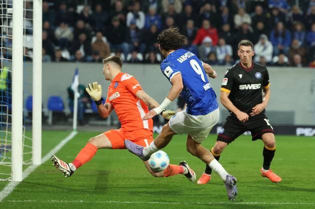 2025 03 07 xJFx 2 Bundesliga SV Darmstadt 98 Karlsruher SC v l , Fraser Hornby SV Darmstadt 98 fails to score against goalkeeper Max Weiß Karlsruher SC DFL DFB REGULATIONS PROHIBIT ANY USE OF PHOTOGRAPHS as IMAGE SEQUENCES and or QUASI VIDEO Copyright: JoaquimxFerreira