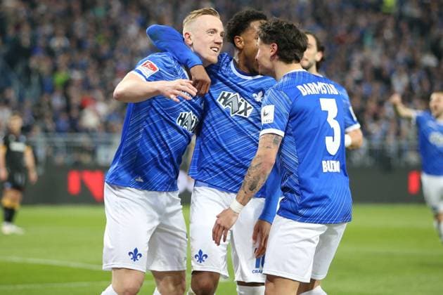 07 03 2025, xrekx, Fußball 2 Bundesliga, SV Darmstadt 98 Karlsruher SC v l Torjubel nach dem Tor zum 1 0 celebrating the goal celebrate durch Isac Lidberg SV Darmstadt 98 mit Patrick Boetius SV Darmstadt 98 DFL DFB REGULATIONS PROHIBIT ANY USE OF PHOTOGRAPHS as IMAGE SEQUENCES and or QUASI VIDEO Darmstadt