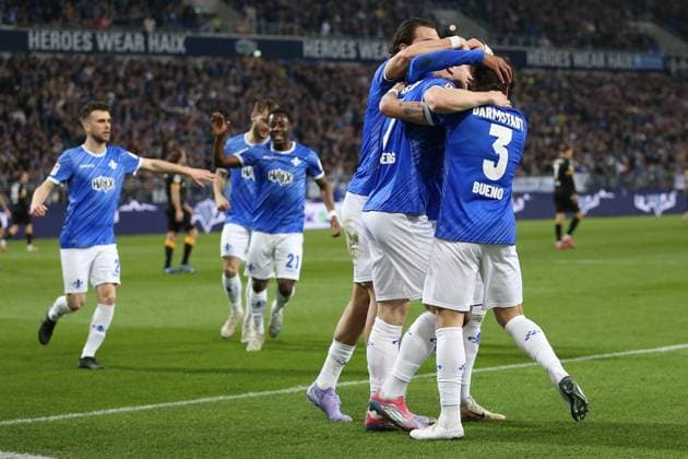 07 03 2025, xrekx, Fußball 2 Bundesliga, SV Darmstadt 98 Karlsruher SC v l Torjubel nach dem Tor zum 1 0 celebrating the goal celebrate durch Isac Lidberg SV Darmstadt 98 mit Patrick Boetius SV Darmstadt 98 DFL DFB REGULATIONS PROHIBIT ANY USE OF PHOTOGRAPHS as IMAGE SEQUENCES and or QUASI VIDEO Darmstadt