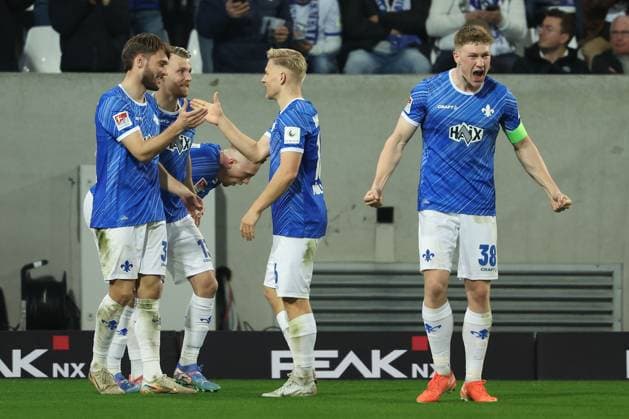 2025 03 07 xJFx 2 Bundesliga SV Darmstadt 98 Karlsruher SC v l , Kilian Julian Corredor SV Darmstadt 98 , Marco Thiede SV Darmstadt 98 , Isac Alexi Sivert Lidberg SV Darmstadt 98 , Andreas Müller SV Darmstadt 98 , Clemens Riedel SV Darmstadt 98 , Torjubel, Goal celebration, celebrate the goal DFL DFB REGULATIONS PROHIBIT ANY USE OF PHOTOGRAPHS as IMAGE SEQUENCES and or QUASI VIDEO Copyright: JoaquimxFerreira